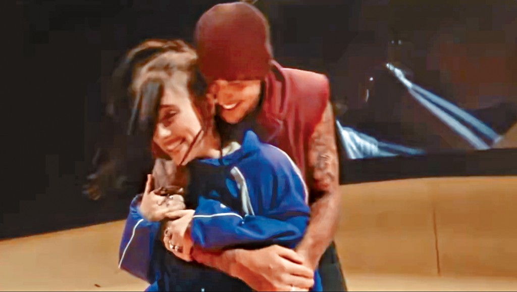 「迷妹」Billie突上Justin舞台，更被攬實，她大感尷尬。