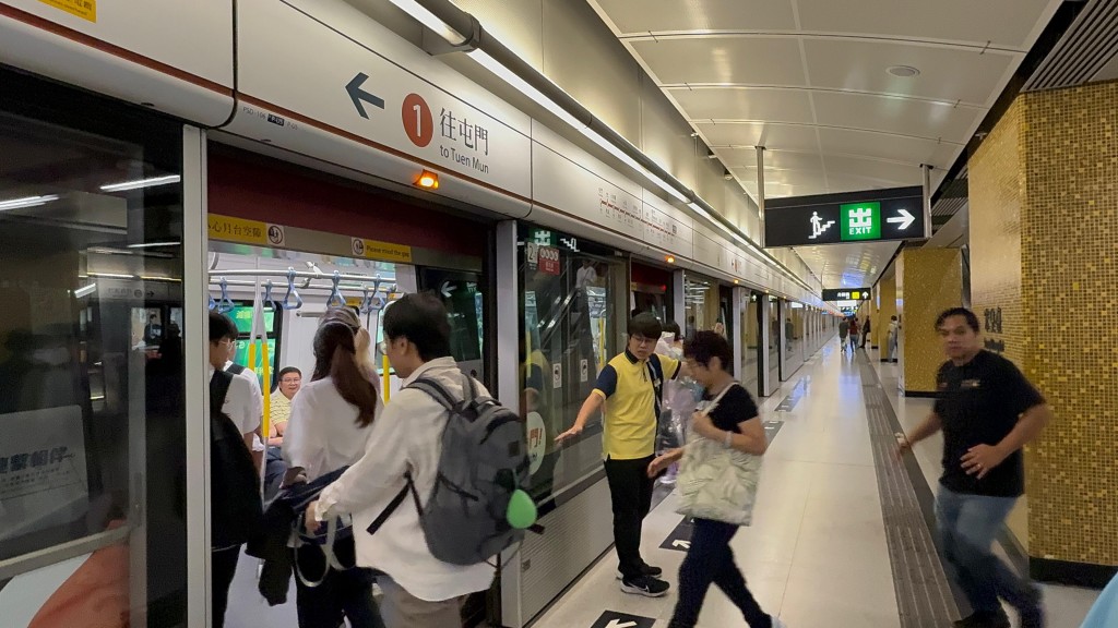 测试活动结束后，前往屯门方向的“空载列车”。