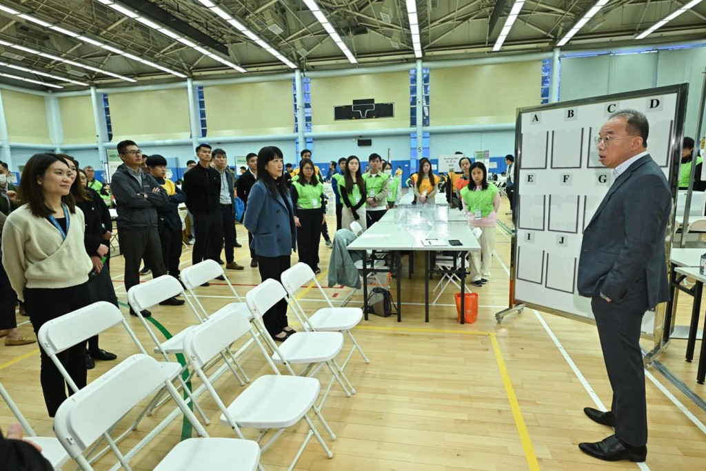 曾國衞為在場的工作人員打氣,強調點票工作是選舉中非常重要的環節之一,鼓勵大家重複練習。 曾國衞為在場的工作人員打氣,強調點票工作是選舉中非常重要的環節之一,鼓勵大家重複練習。