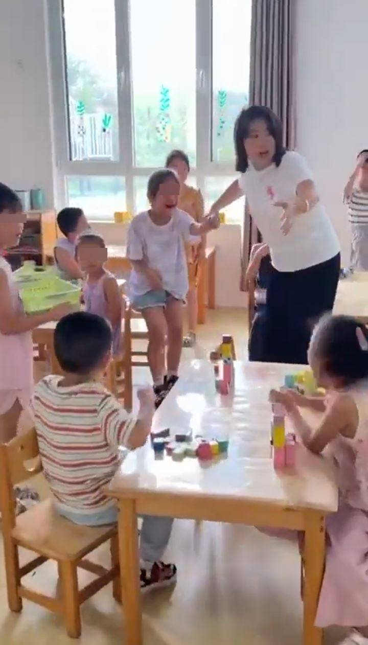 課室內的幼童被嚇得大哭。