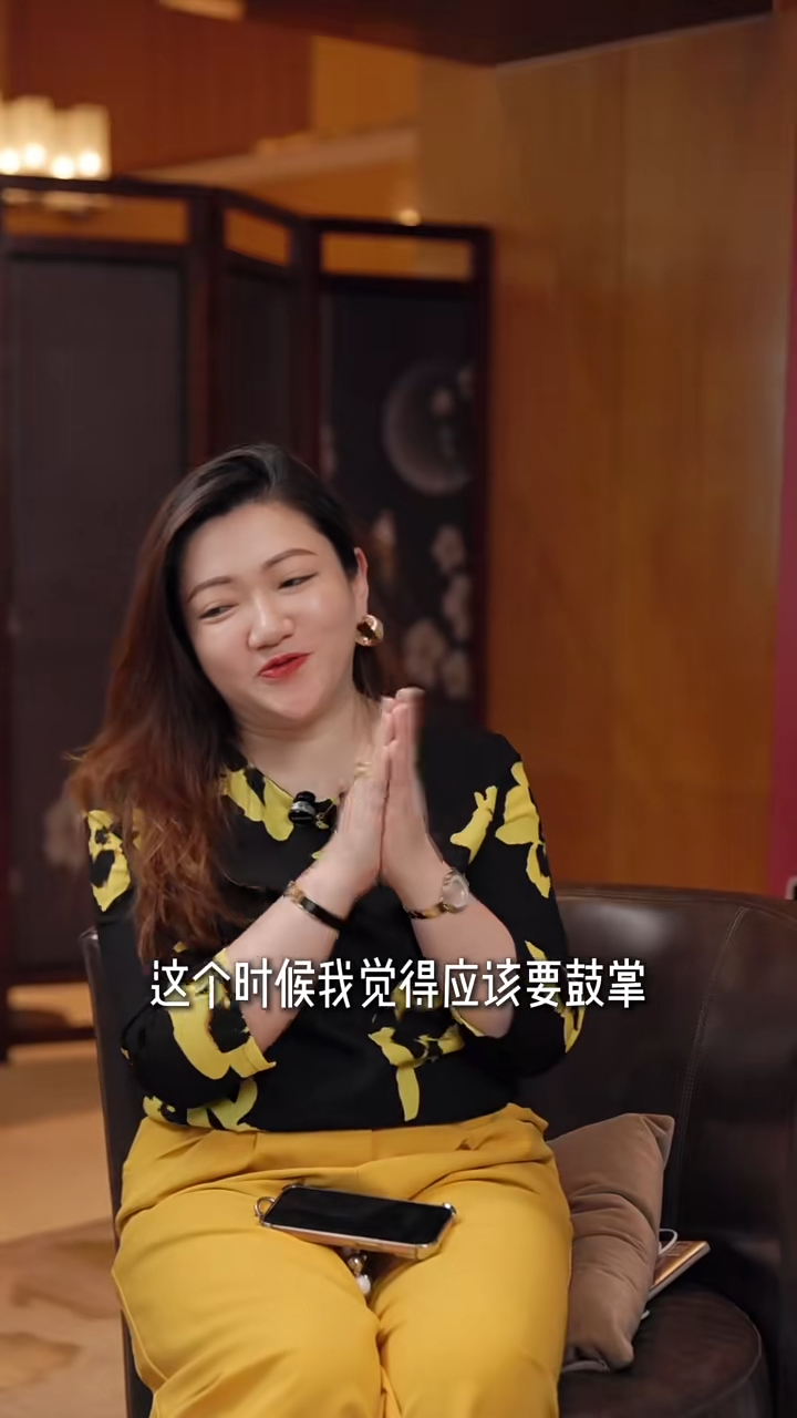 訪問羅家英的主持人都為家英哥的樂觀積極態度鼓掌。