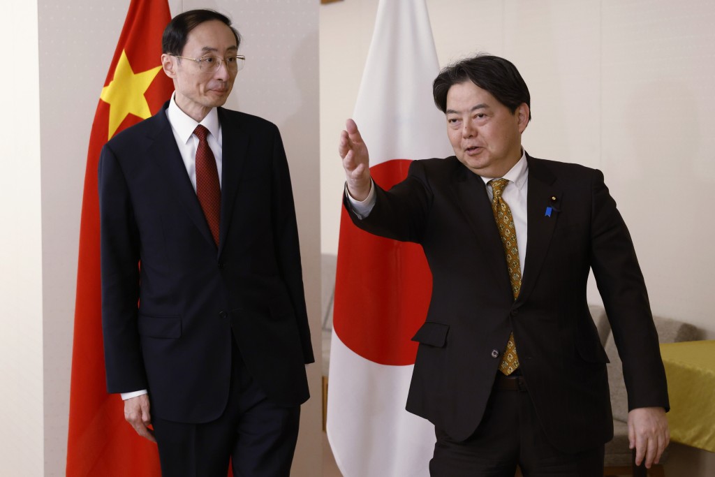 中国外交部副部长孙卫东（左）于 2023 年 2 月 22 日星期三在东京会见日本外相林芳政。AP