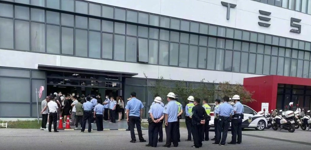 Tesla辦公大樓，門口有一批民眾聚集，周邊及門外有警察戒備。
