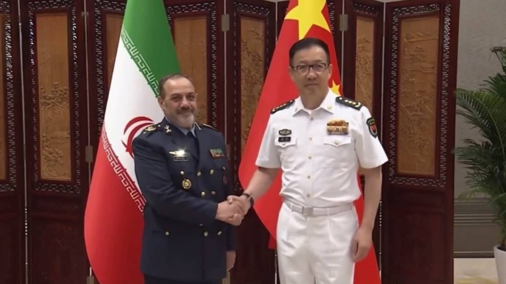 伊朗防長與中國國防部長董軍會面。央視新聞