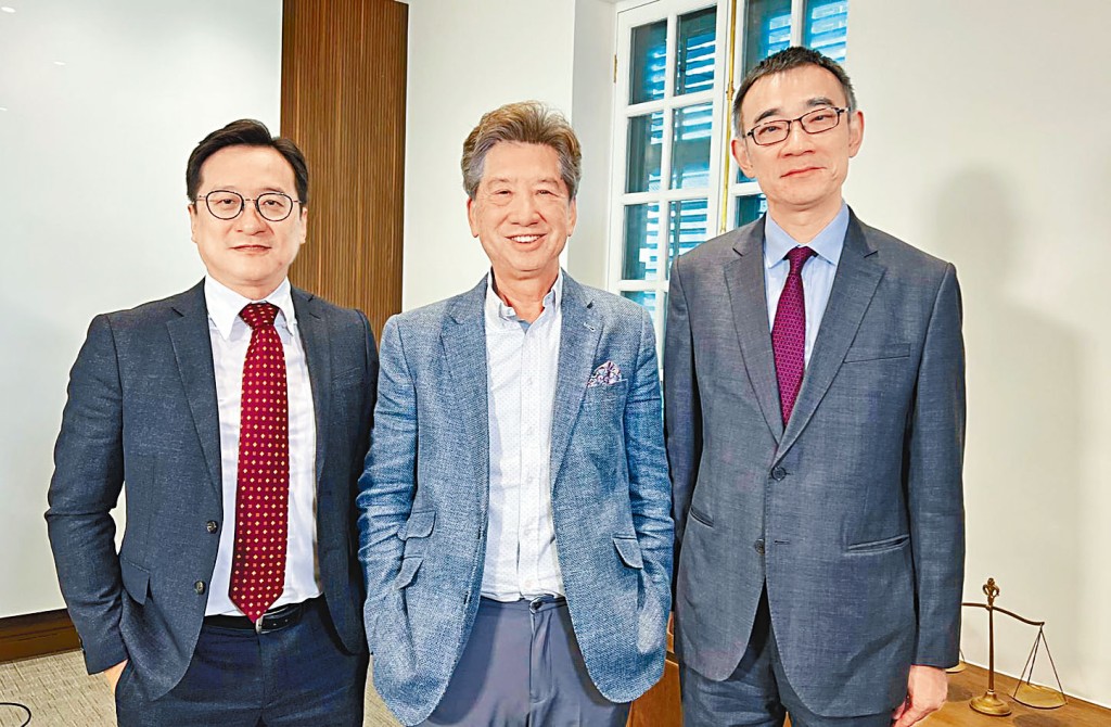 《國安法事件簿》由陳澤銘(左)及蘇紹聰(右)主持,本集嘉賓為湯家驊(中)。