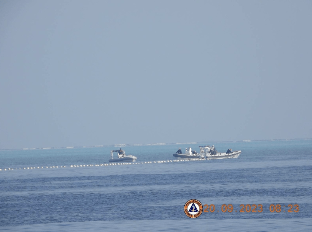菲律賓當局表示，上星期五在黃岩島水域一處淺灘附近發現有關浮動屏障。路透社