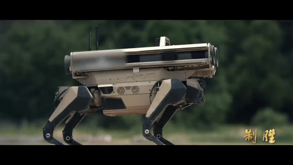 解放軍「機械狼」搭載火箭筒演練搶灘影片曝光。 央視軍事