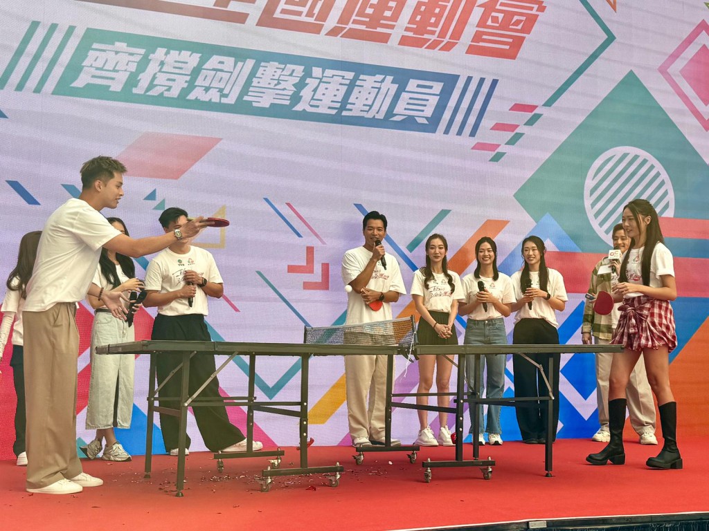 戴祖儀、何廣沛切磋球技。 戴祖儀、何廣沛切磋球技。