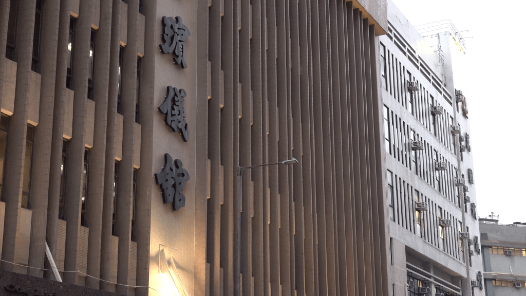 有網民大呻其母親在葬禮上不止一次大呼其中文全名。 有網民大呻其母親在葬禮上不止一次大呼其中文全名。