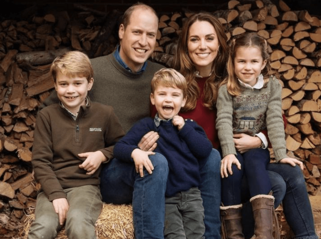 肢體語言師指，凱特似乎在下意識地安撫自己的情緒，尤其當開始提到她和丈夫威廉王子如何向他們的三個孩子解釋她的診斷結果時，情況更加明顯。The Royal Family臉書