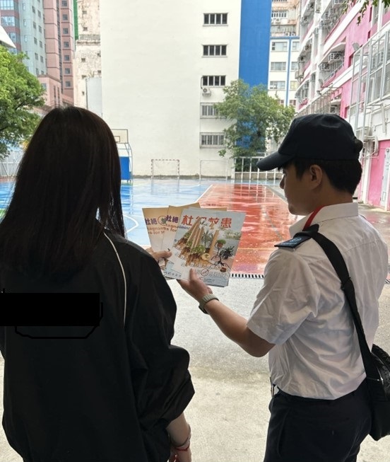 食環署人員巡視黃大仙區一學校，給予校方人員防蚊控蚊建議和技術支援。