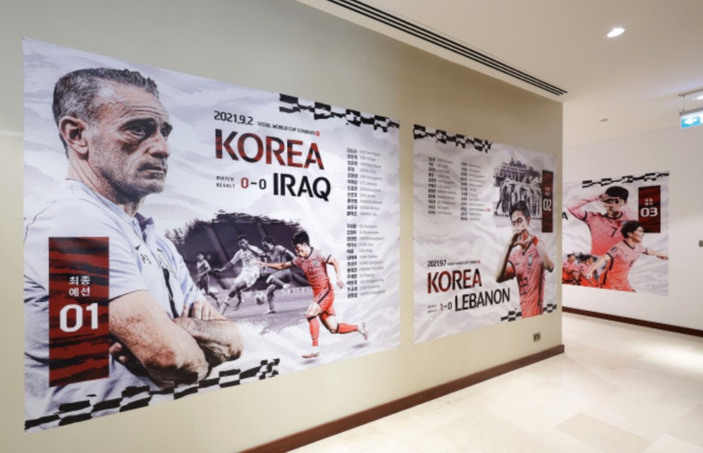 走廊貼有在世盃外圍賽的十強賽回顧海報。網上圖片