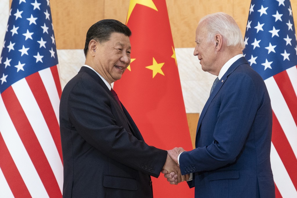 美國總統拜登與中國國家主席習近平會談前握手問候。路透社圖片