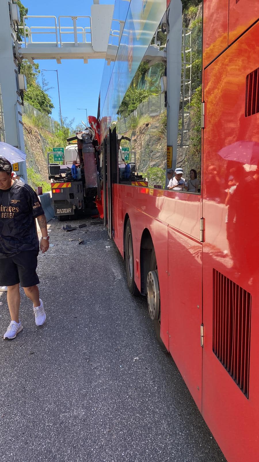巴士車頭損毀嚴重。fb：屯門公路塞車關注組