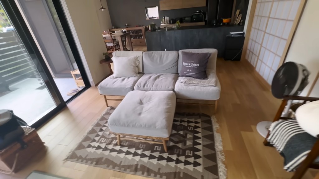 獨立屋內的客廳。 獨立屋內的客廳。
