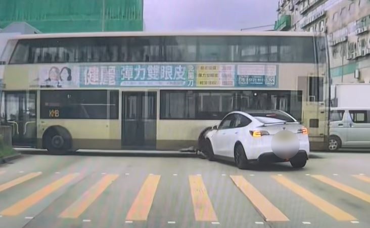 Tesla 攔腰撞向九巴。fb 車cam L（香港群組）  