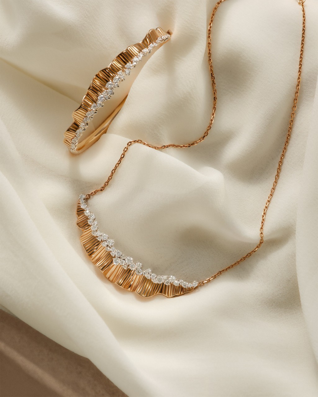 Rays of Sun玫瑰金钻石颈链 （$138,200）及手镯（$217,800）。