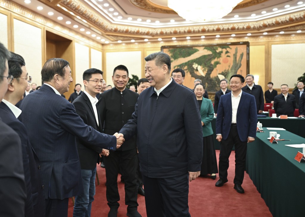 國家主席習近平在民企座談會與民企負責人交流。