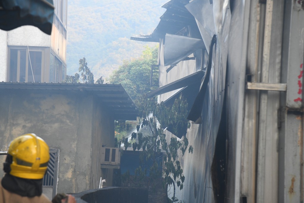约1小时后火警被救熄，货仓整个棚顶被烧毁。徐裕民摄