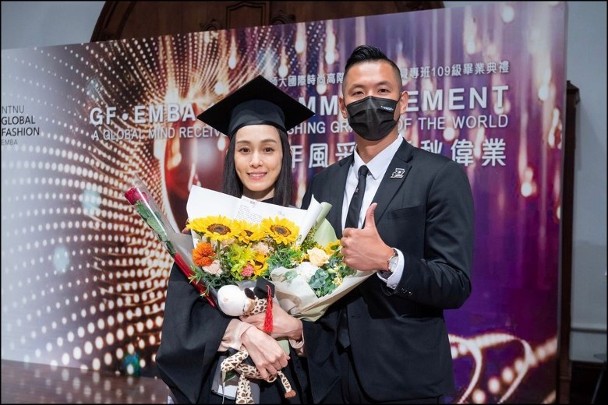 老公黑人都有到場送花祝賀。