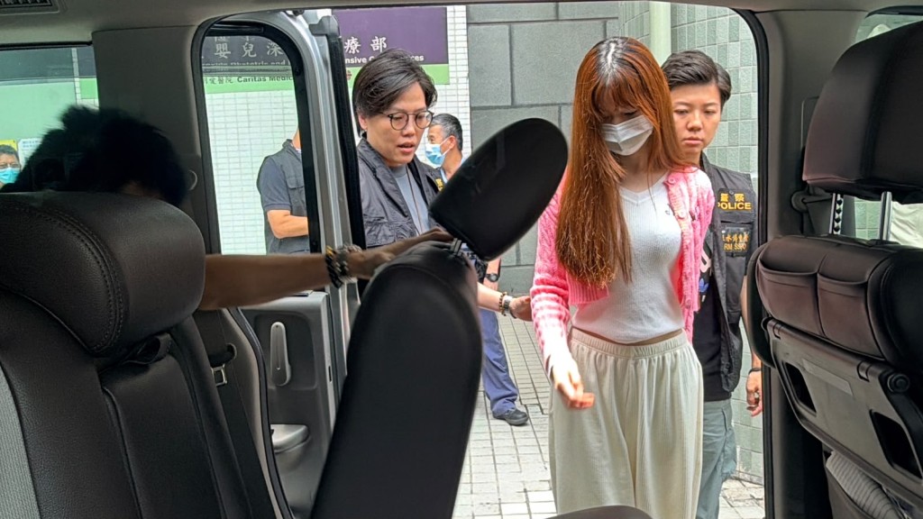 實習女醫生在明愛醫院搜證後，在探員陪同下離開醫院。資料圖片