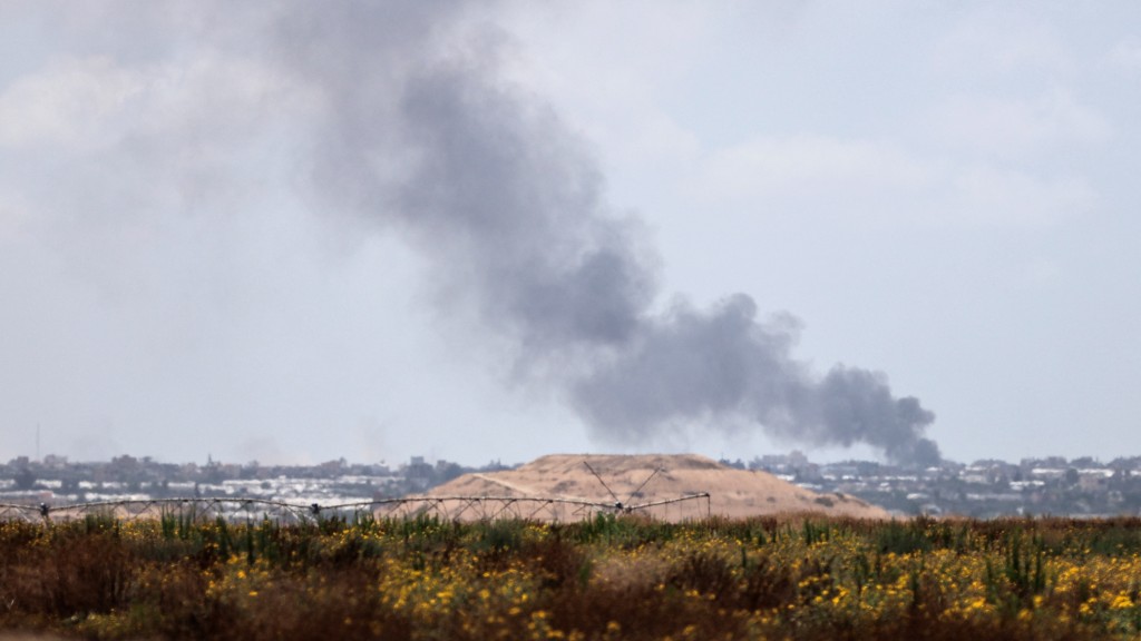 以色列在國際法院下令停止攻擊拉法後繼續空襲加沙，25日以巴邊界附近有黑煙冒起。 路透社