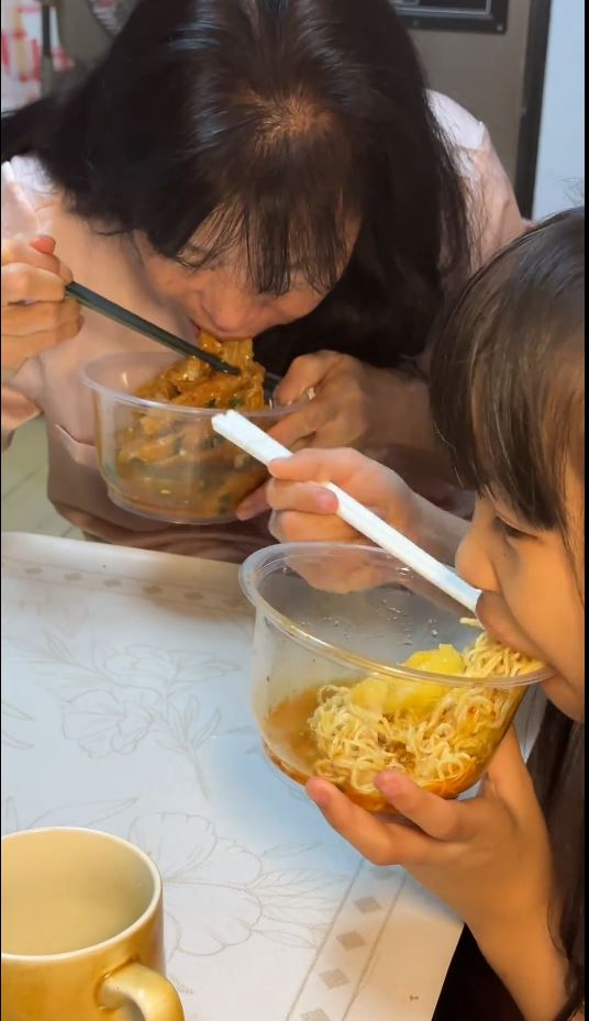 文雅的9歲女吃家中賣剩泡麵，在網上引發追捧潮。抖音＠小明和雅雅