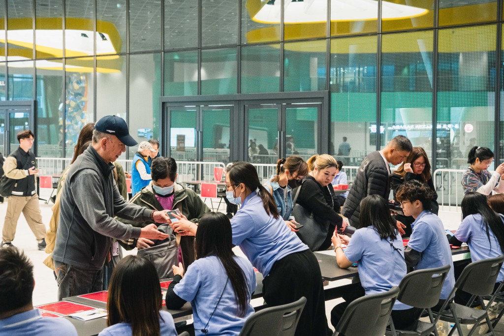 今明兩日（27及28日）首一千名換領門票的持票人士，可獲得啟德零售館優惠券一張。汪旭峰攝