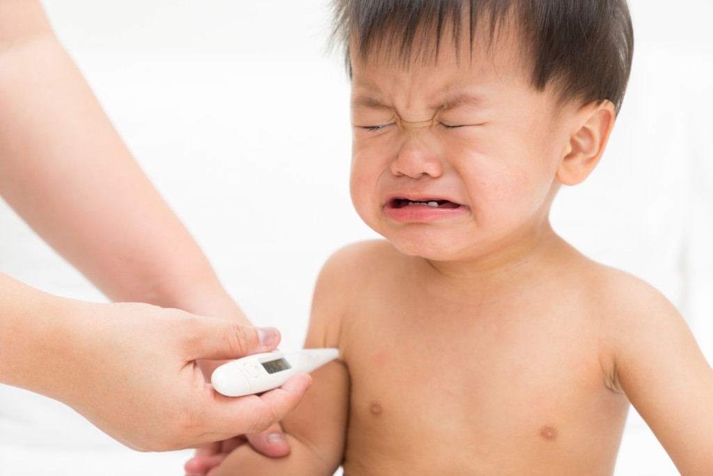 感染手足口病與皰疹後，幼兒通常會出現發燒、口腔潰瘍等症狀。（資料圖片）