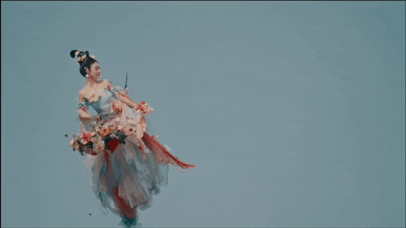 演員表演天女散花的動圖。 演員表演天女散花的動圖。