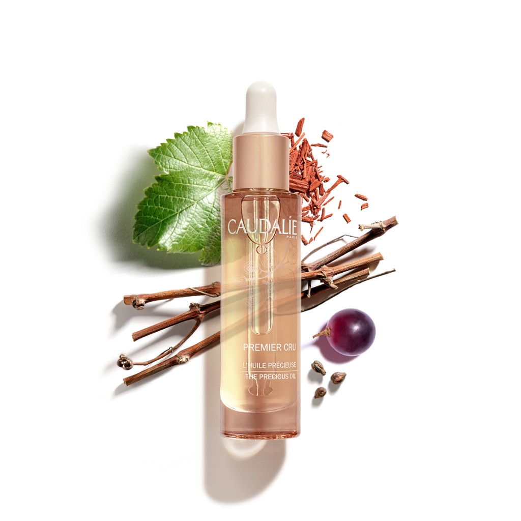 Caudalie半油半精華的極致多效修復精華油/$680,當中的植物油包括葡萄籽油、檀香木油、荷荷巴油、仙人掌果油和芫荽油,能重整及強化肌底自我修復能力。 Caudalie半油半精華的極致多效修復精華油/$680,當中的植物油包括葡萄籽油、檀香木油、荷荷巴油、仙人掌果油和芫荽油,能重整及強化肌底自我修復能力。