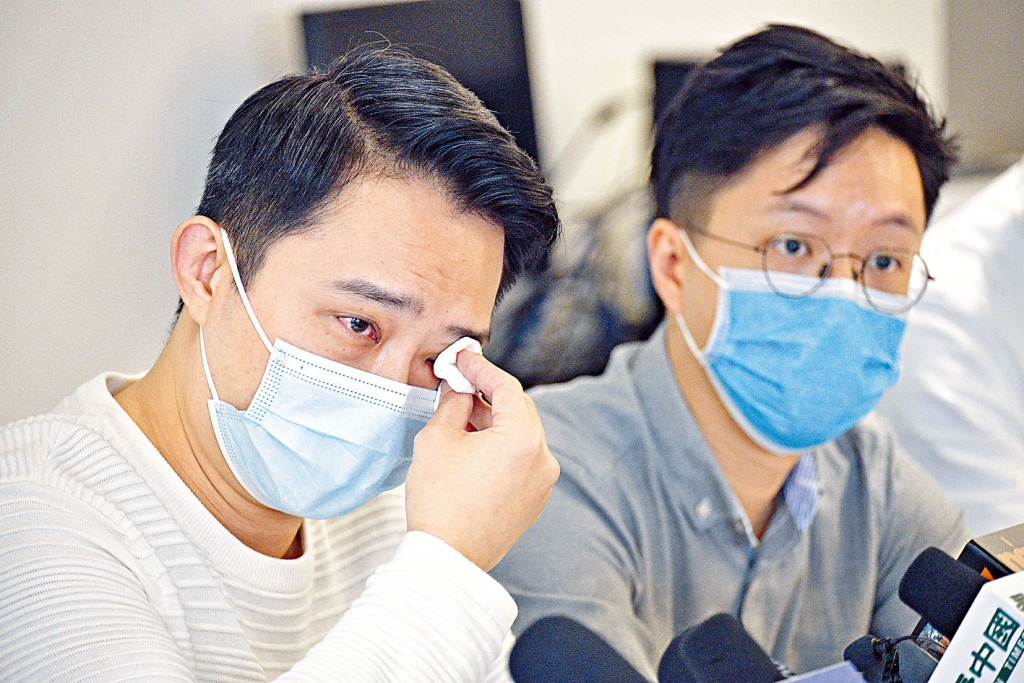 教育中心聯盟發起人蘇廸希（左）不滿教育局復課安排，提及補習學校經營困難時感觸落淚。