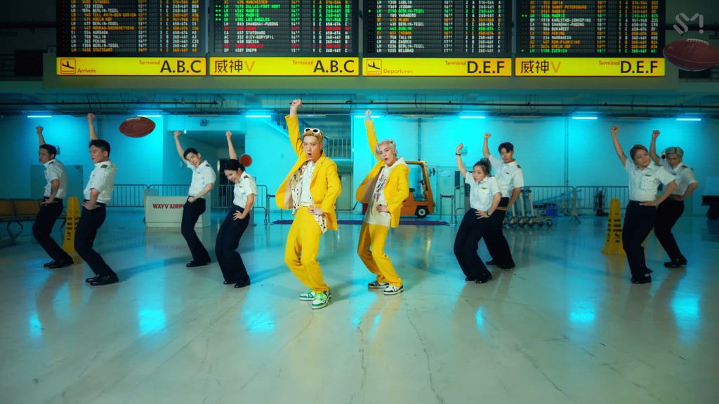 Ten和揚揚在MV大晒舞技。