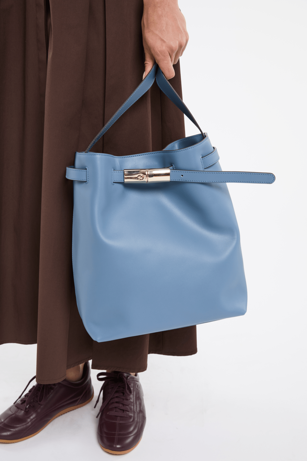 水桶袋款式较为轻巧，百搭易衬。