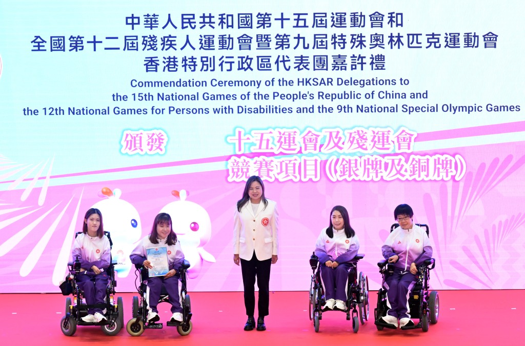 文化體育及旅遊局局長羅淑佩頒發表揚狀給女子硬地滾球運動員，包括奪得兩面銀牌的何宛淇。