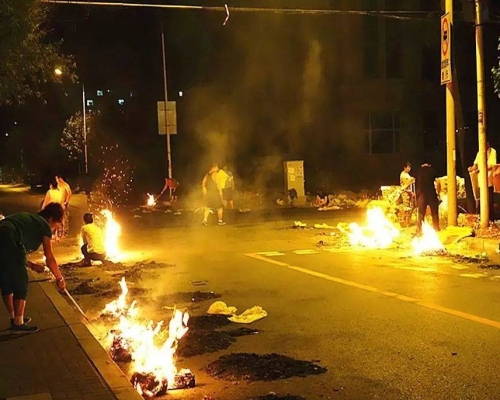 涉事區域長年有人在街道燒街衣。互聯網圖片