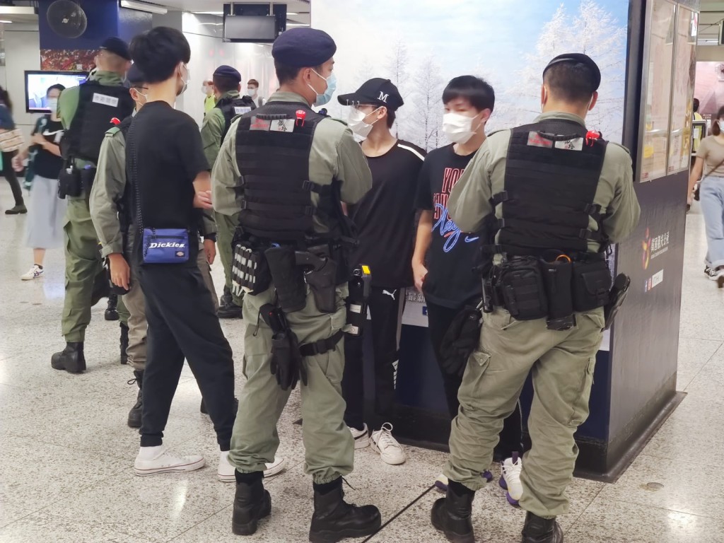 銅鑼灣港鐵站有市民被截查。