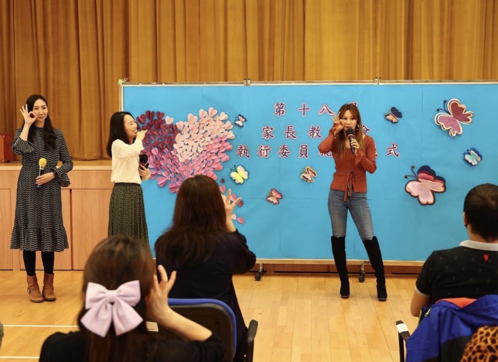 張嘉兒（右一）曾到訪小學主講正面管教工作坊，家長反應正面，令她覺得所學知識能助己助人。