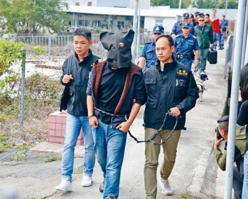 被告被捕時被蒙頭及腰纏鐵鏈押返村屋蒐證。資料圖片