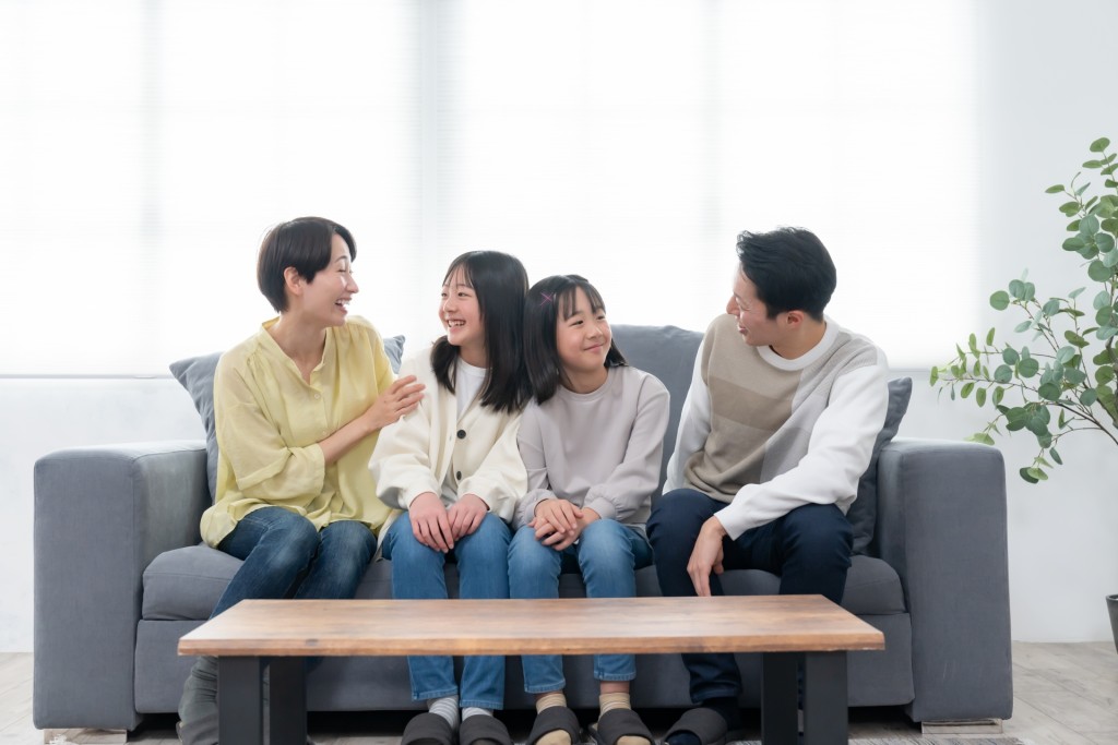 家長多關懷子女,自然能解決升中的情緒跌宕起伏。(圖片來源:PhotoAC) 家長多關懷子女,自然能解決升中的情緒跌宕起伏。(圖片來源:PhotoAC)