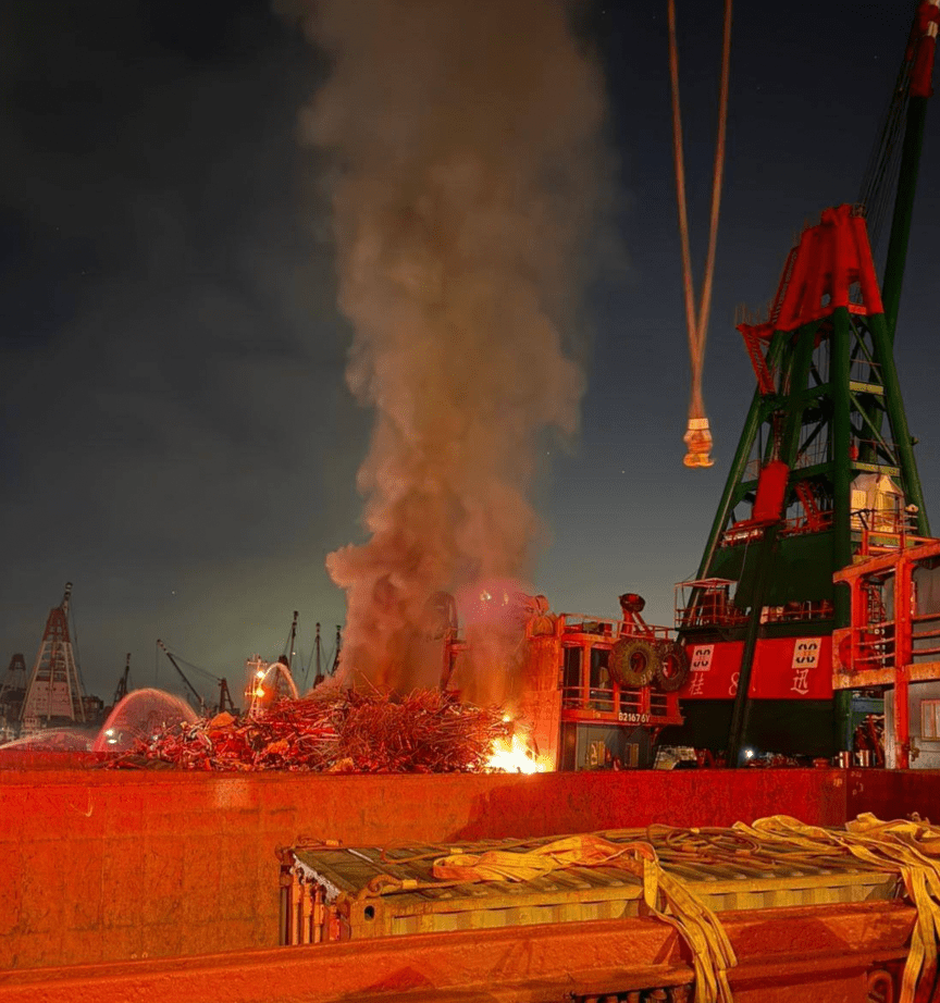 船上一批金屬回收貨物起火並冒出大量濃煙。蔡楚輝攝