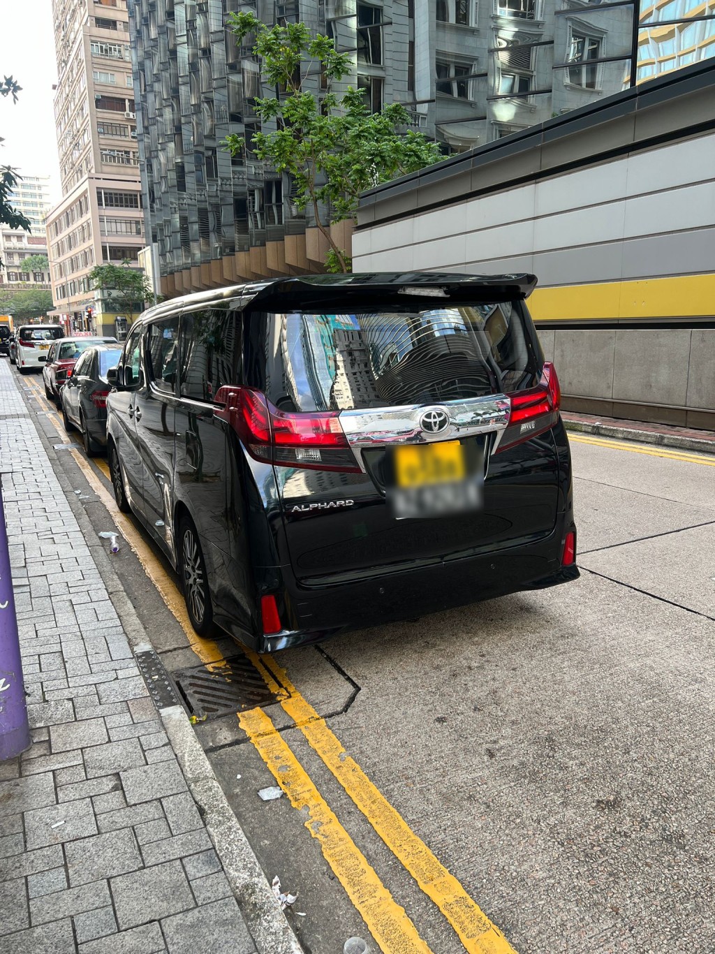 有巿民投訴經常有「老細車」霸佔左側行車線，令中間道只剩一線行車。(受訪者提供)