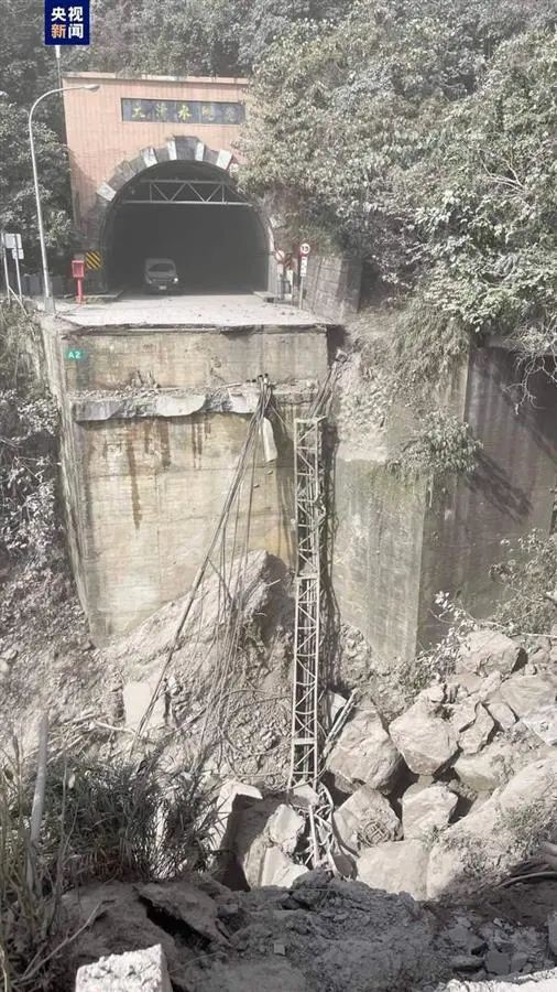 台湾花莲地震，大清水隧道口的一座桥梁坍塌。  央视截图