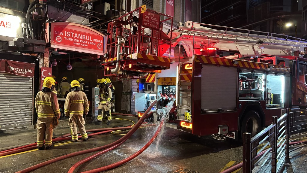 消防員趕至現場將火救熄。