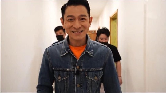 華仔開心進場。
