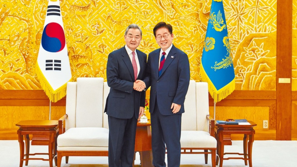 外交部長王毅昨在首爾青瓦台會見南韓總統李在明。新華社