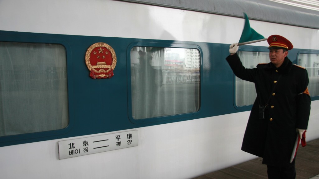 開往朝鮮平壤的95次中朝國際聯運旅客列車從遼寧省丹東火車站駛出。 中新社資料圖