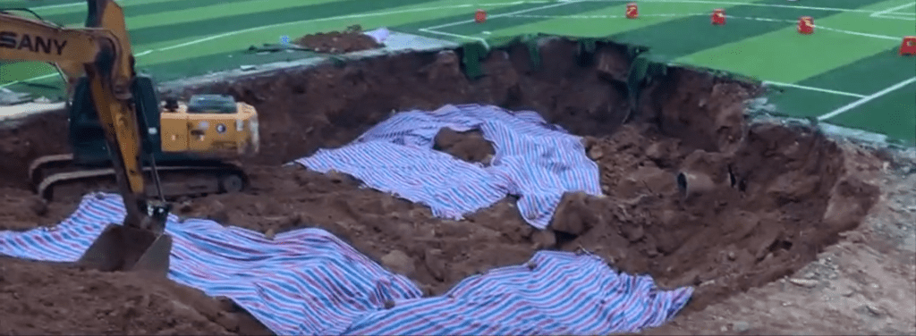 杜少平曾指示挖土機冒雨作業，堆填土坑。（微博）