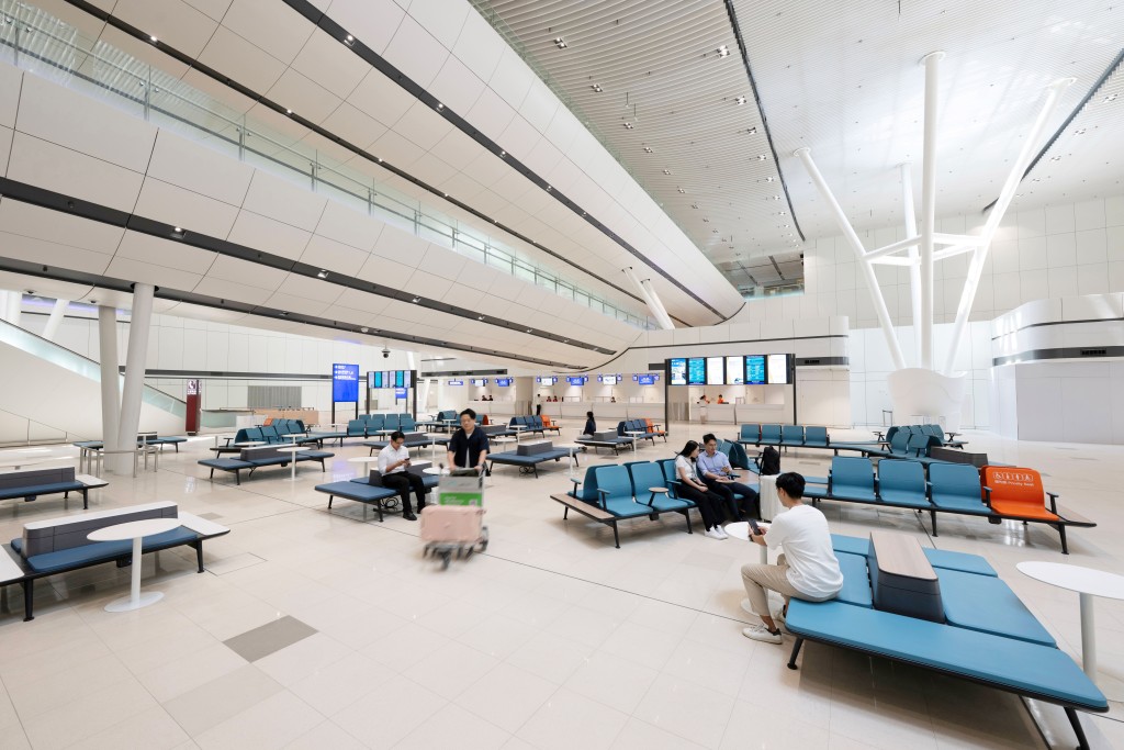 機場二號客運大樓旅遊車候車大堂去年9月已啟用。資料圖片