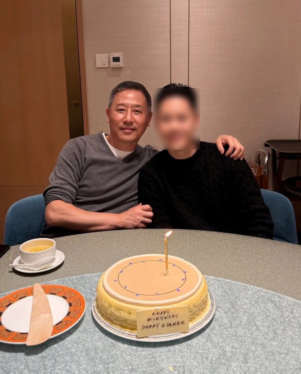 近日有一名年青壯男為唐鶴德補祝66歲生辰,唐鶴德更無懼因搭肩照而傳緋聞。 近日有一名年青壯男為唐鶴德補祝66歲生辰,唐鶴德更無懼因搭肩照而傳緋聞。
